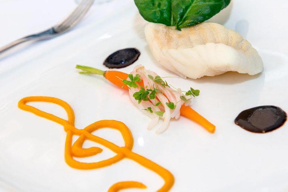 Hotel Spa Frederic Carrion Et Sa Table Gastronomique Vire  Экстерьер фото
