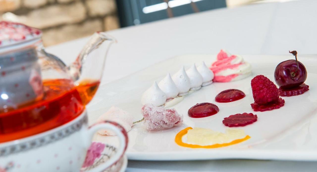 Hotel Spa Frederic Carrion Et Sa Table Gastronomique Vire  Экстерьер фото