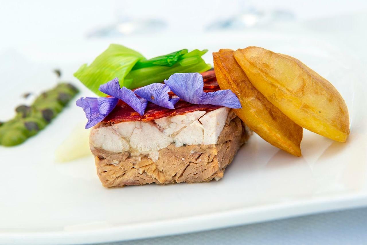 Hotel Spa Frederic Carrion Et Sa Table Gastronomique Vire  Экстерьер фото