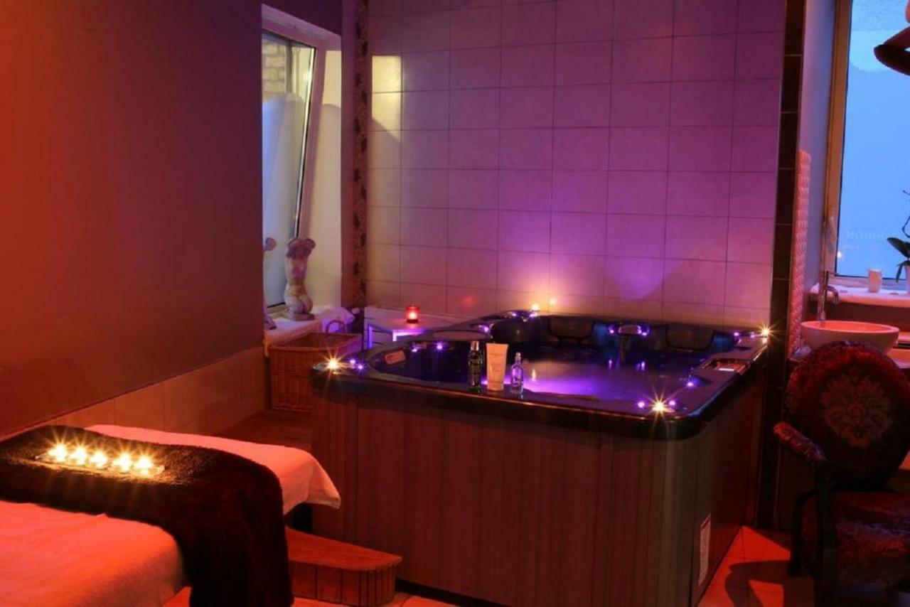 Hotel Spa Frederic Carrion Et Sa Table Gastronomique Vire  Экстерьер фото